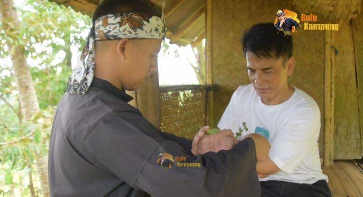 potret sederhana ayah Lesti Kejora di kampung (youtube.com/Bule Kampung)
