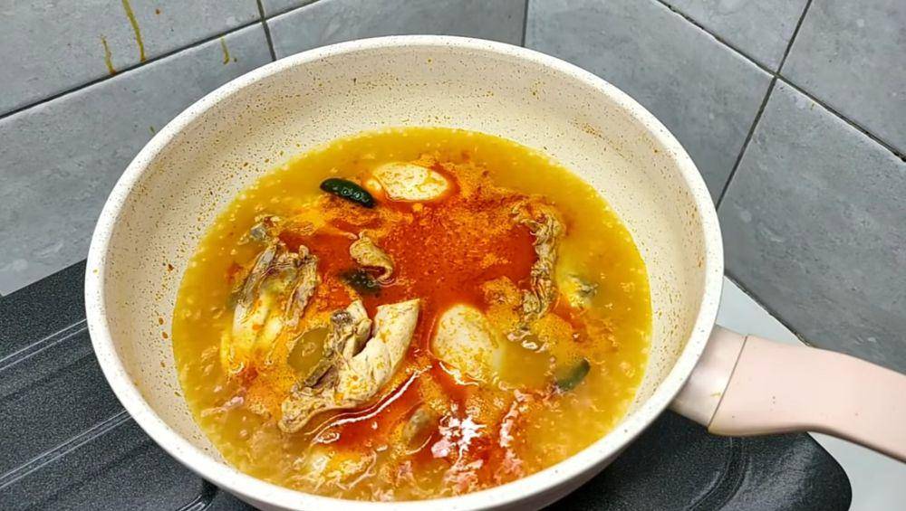 ilustrasi masak ayam sampai meresap (youtube.com/CR COOK)
