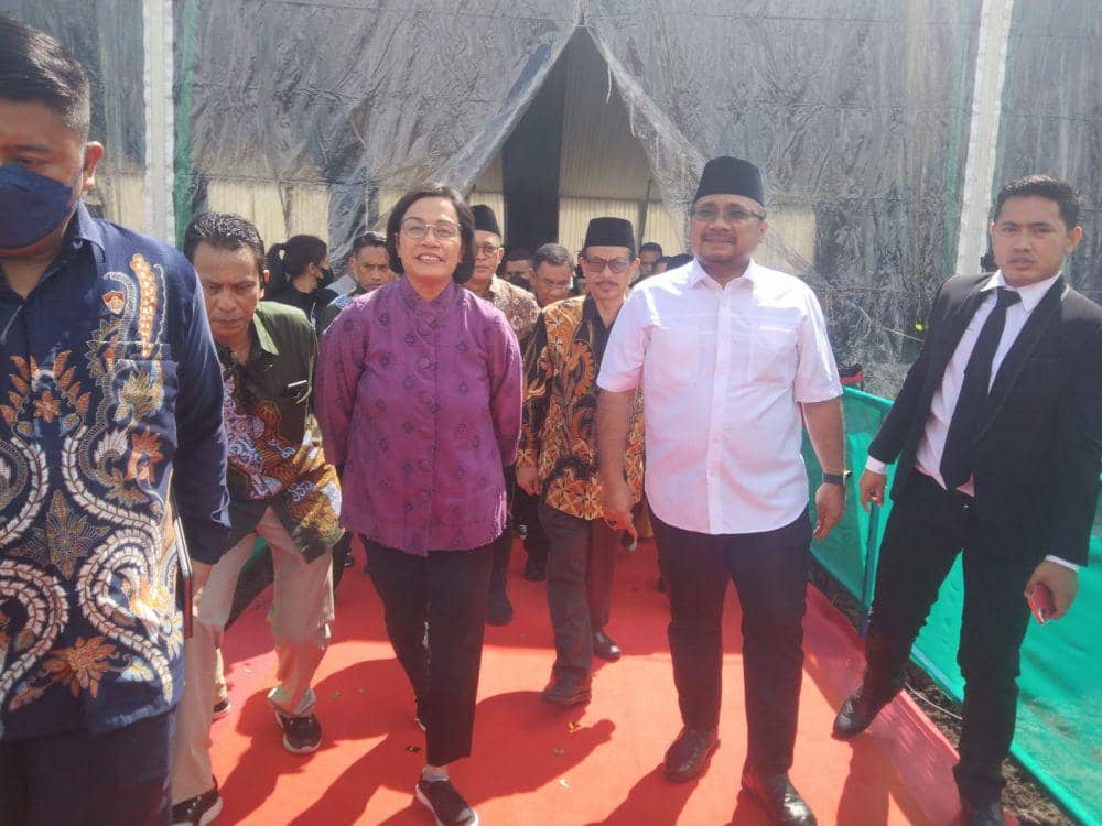 Menkeu Sri Mulyani dan Menag Yaqut Cholil Qoumas saat meresmikan Ground Breaking Kampus 3 UIN Maliki Malang. (IDN Times/Rizal Adhi Pratama)