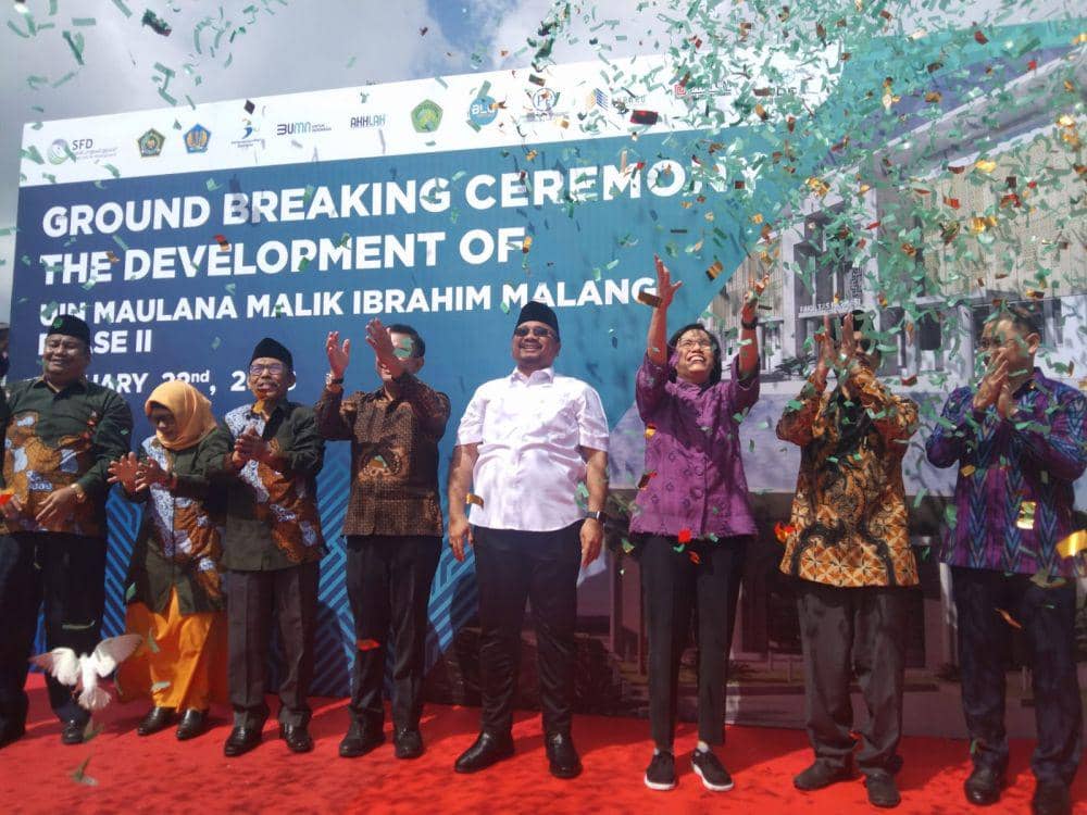 Menkeu Sri Mulyani dan Menag Yaqut Cholil Qoumas saat meresmikan Ground Breaking Kampus 3 UIN Maliki Malang. (IDN Times/Rizal Adhi Pratama)