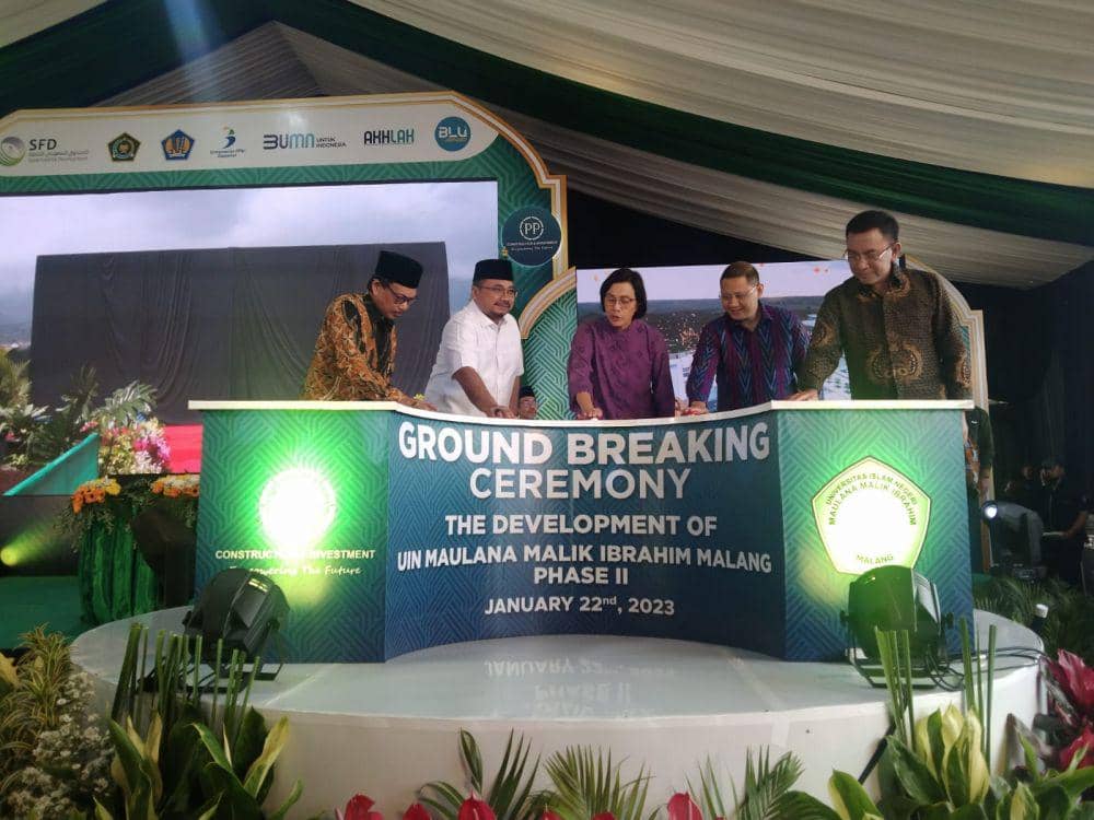 Menkeu Sri Mulyani dan Menag Yaqut Cholil Qoumas saat meresmikan Ground Breaking Kampus 3 UIN Maliki Malang. (IDN Times/Rizal Adhi Pratama)