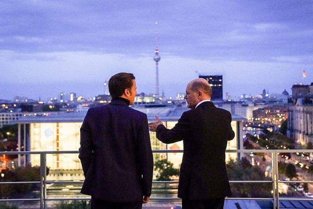 Presiden Emmanuel Macron dan Kanselir Olaf Scholz (Instagram.com/emmanuelmacron)
