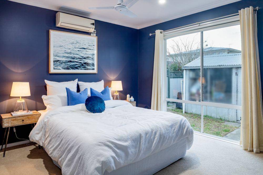kamar warna biru (unsplash.com/mitchell luo)