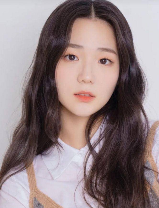 Yoon Seoyeon tripleS (instagram.com/triples.fans)