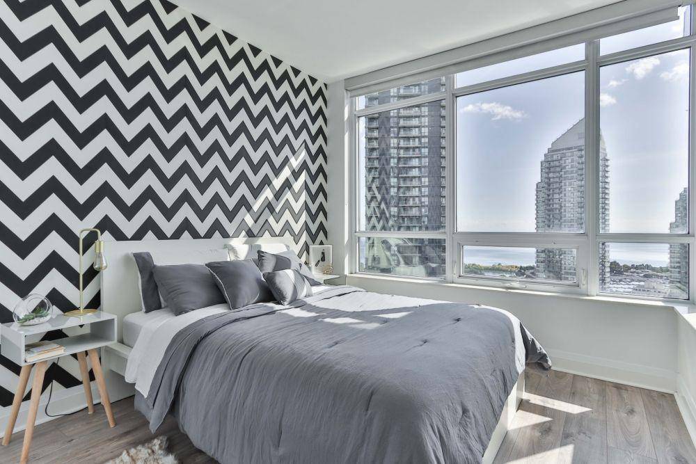 Ilustrasi kamar tidur minimalis modern dengan dinding bermotif (Unsplash/Sidekix Media)