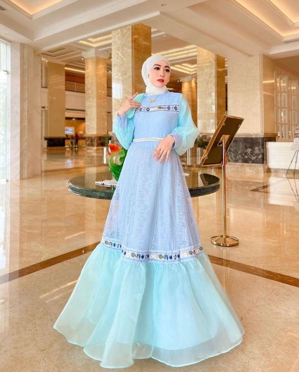 Dress pesta hijab ala princess disney (instagram.com/yollaangitaaa)