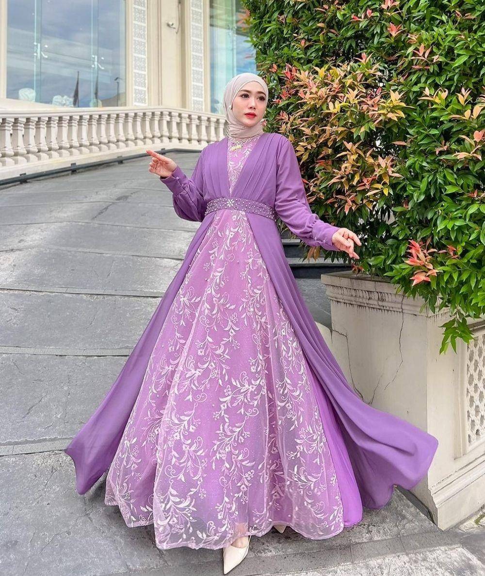 Dress pesta hijab ala princess disney (instagram.com/yollaangitaaa)