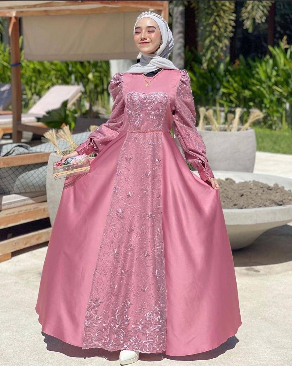 Dress pesta hijab ala princess disney (instagram.com/yollaangitaaa)