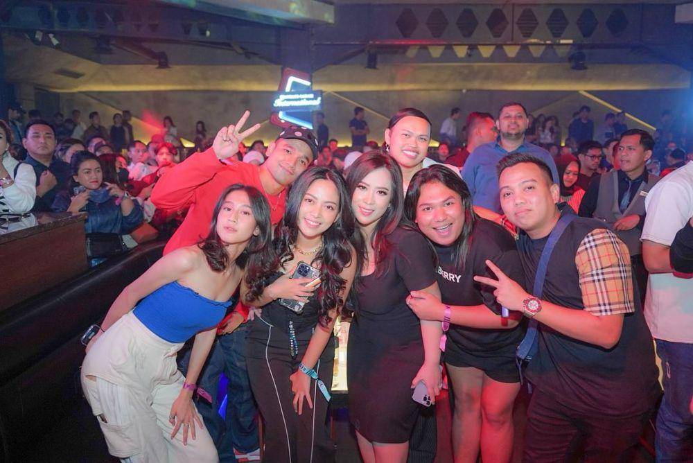 potret artis di konser Bunda Corla (instagram.com/maharanikemala)