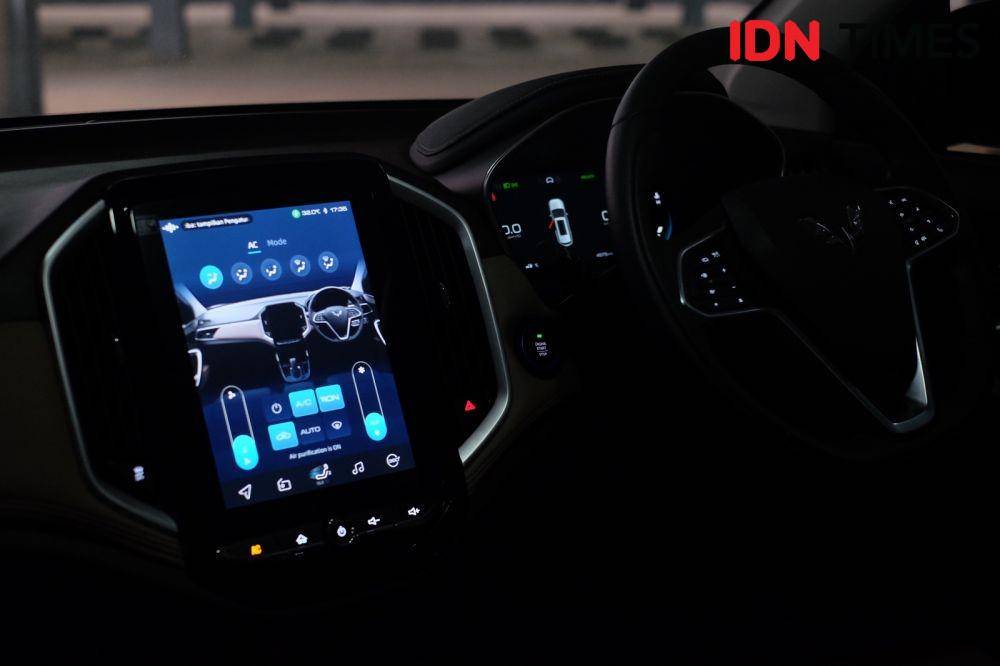 Suasana interior Wuling Almaz Hybrid (IDN Times/Fadhliansyah)