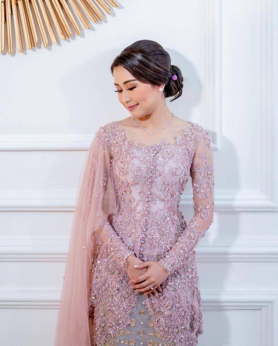 Kebaya warna lilac (instagram.com/wirantikurniabride)