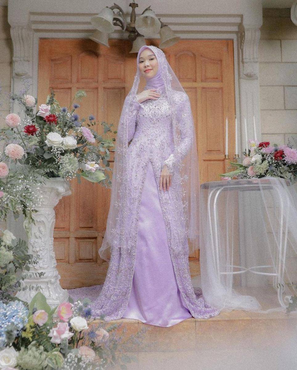 Kebaya warna lilac (instagram.com/dindafirdausa.kebaya)