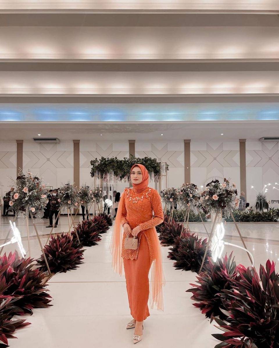 Kebaya kondangan resepsi. (instagram.com/shellaalaztha)