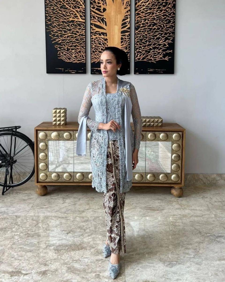 Kebaya kondangan resepsi. (instagram.com/fadlan_indonesia)