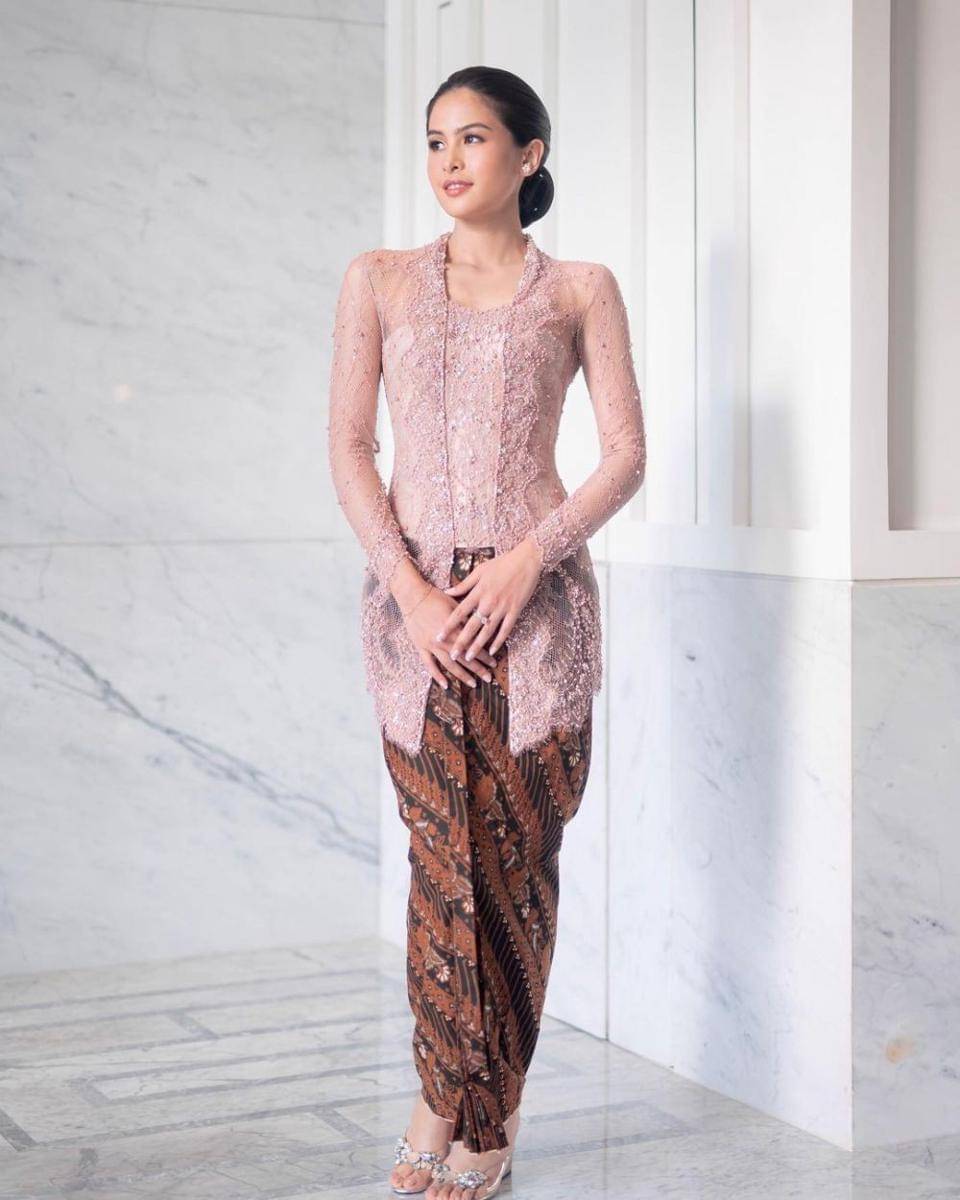 Kebaya resepsi. (instagram.com/maudyayunda)