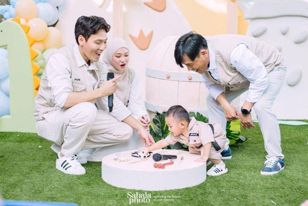 potret perayaan ulang tahun Junho (Sahala Photo via instagram.com/juliaprt7)
