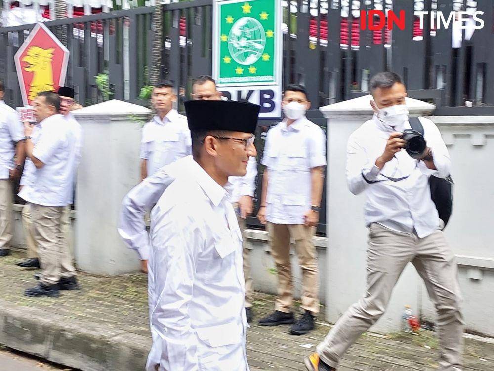 Politisi Partai Gerindra, Sandiaga Uno, tiba di rumah Sekber Gerindra-PKB pada Senin, (23/1/2023) di Menteng. (IDN Times/Santi Dewi)