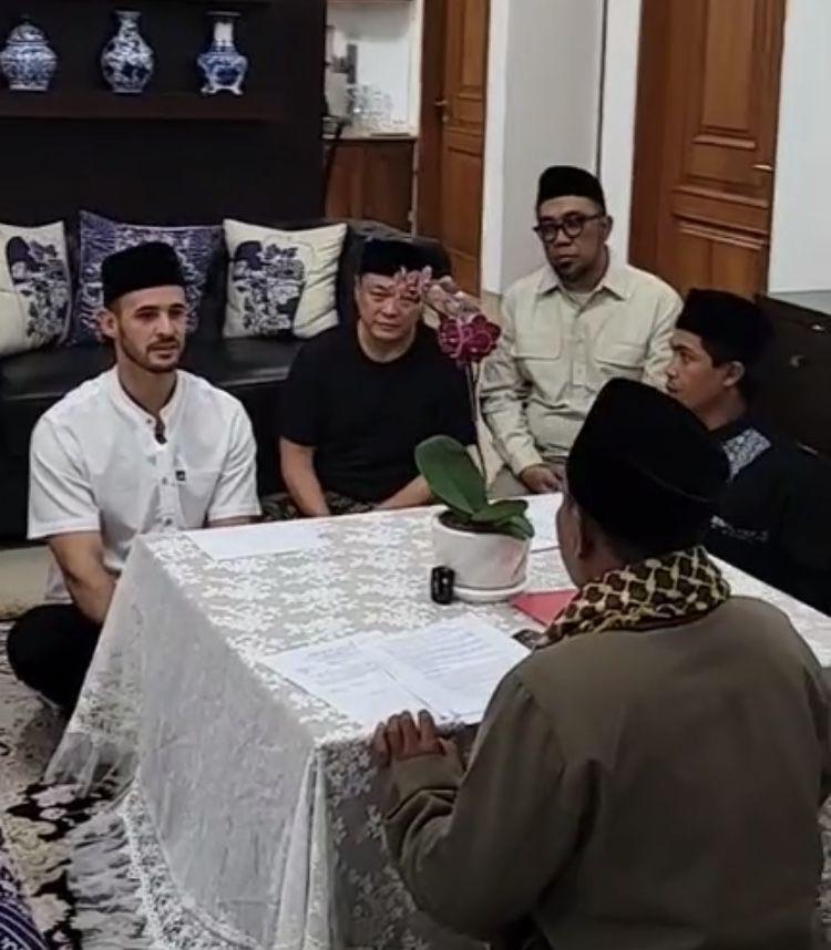 9 Momen Antonio Dedola, Pacar Nikita Mirzani Masuk Islam