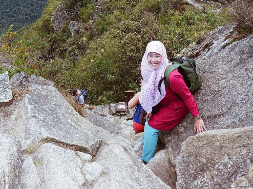 Jilbab Traveler, 10 Potret Asma Nadia Kunjungi Tempat Tinggi