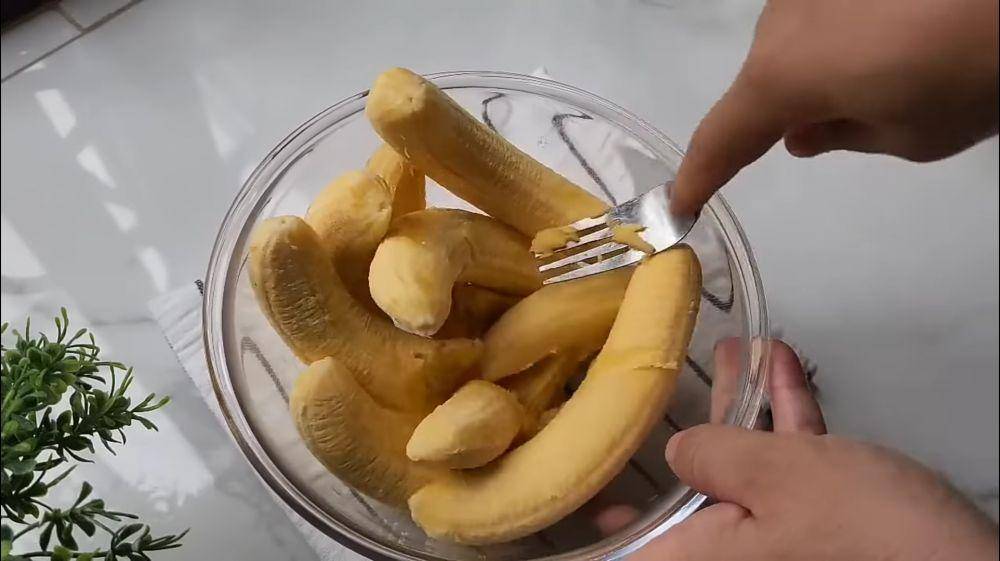 ilustrasi melumatkan pisang menggunakan sendok garpu (youtube.com/atha naufal)