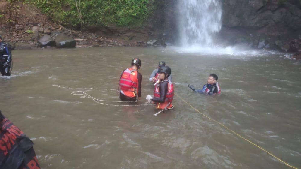 Proses pencarian korban oleh Tim SAR gabungan. (dok. SAR Mataram)