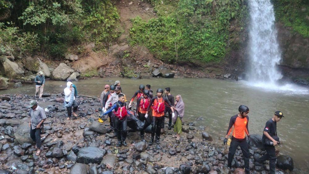 Evakuasi jenazah korban oleh Tim SAR gabungan. (dok. SAR Mataram)