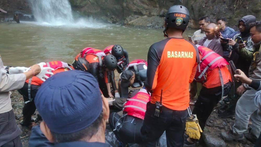 Evakuasi jenazah korban oleh Tim SAR gabungan. (dok. SAR Mataram)