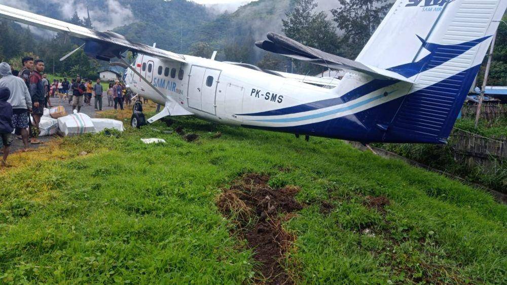 Kondisi pesawat Sam Air usai tergelincir, masyarakat membantu evakuasi barang dari dalam pesawat, IDN Times/ Istimewa