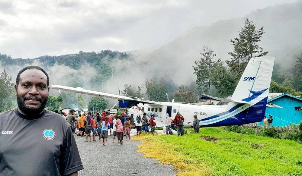 Masyarakat Beoga saat melihat Kondisi pesawat Sam Air saat tergelincir, IDN Times/ Istimewa