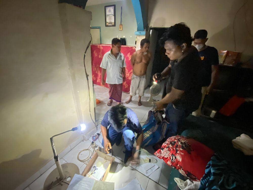 Penangkapan salah satu terduga pelaku di rumahnya. (dok. Polresta Mataram)