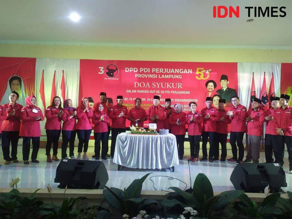 Ketua DPD PDI Perjuangan Lampung, Sudin dalam kegiatan peringatan HUT ke-50 PDI Perjuangan dan HUT ke-76 Megawati Soekarnoputri di kantor DPD PDIP Lampung, Senin (23/1/2023). (IDN Times/Tama Yudha Wiguna).