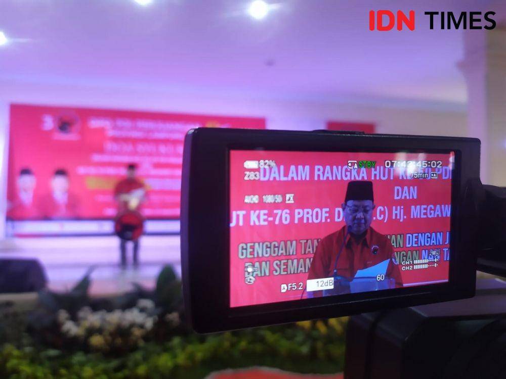 Ketua DPD PDI Perjuangan Lampung, Sudin dalam kegiatan peringatan HUT ke-50 PDI Perjuangan dan HUT ke-76 Megawati Soekarnoputri di kantor DPD PDIP Lampung, Senin (23/1/2023). (IDN Times/Tama Yudha Wiguna).