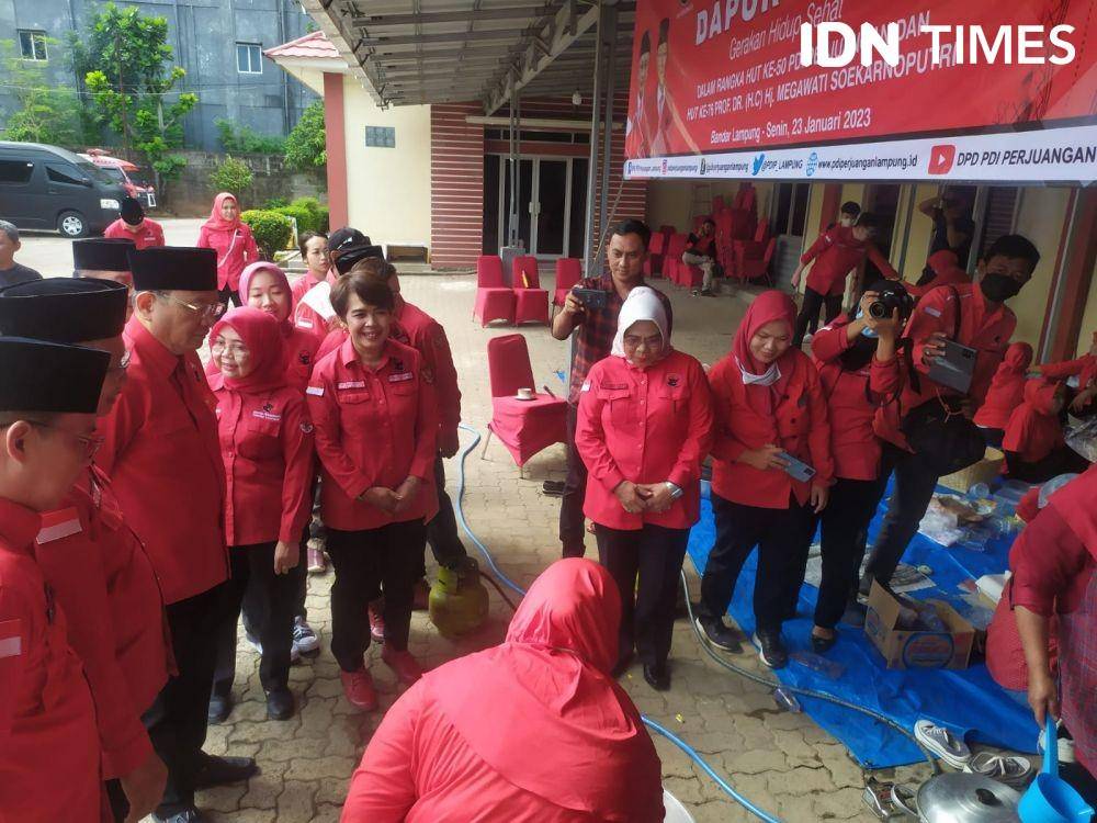 Ketua DPD PDI Perjuangan Lampung, Sudin dalam kegiatan peringatan HUT ke-50 PDI Perjuangan dan HUT ke-76 Megawati Soekarnoputri di kantor DPD PDIP Lampung, Senin (23/1/2023). (IDN Times/Tama Yudha Wiguna).