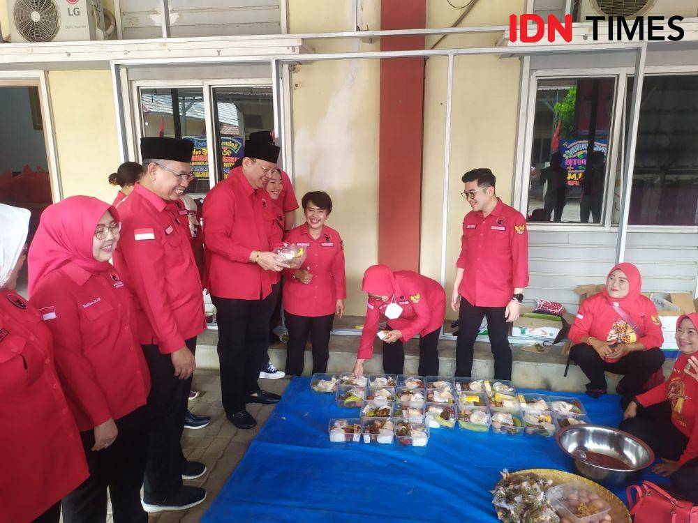 Ketua DPD PDI Perjuangan Lampung, Sudin dalam kegiatan peringatan HUT ke-50 PDI Perjuangan dan HUT ke-76 Megawati Soekarnoputri di kantor DPD PDIP Lampung, Senin (23/1/2023). (IDN Times/Tama Yudha Wiguna).