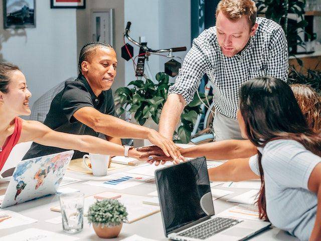 Ilustrasi orang-orang di kantor (pexels.com/Kindel Media)