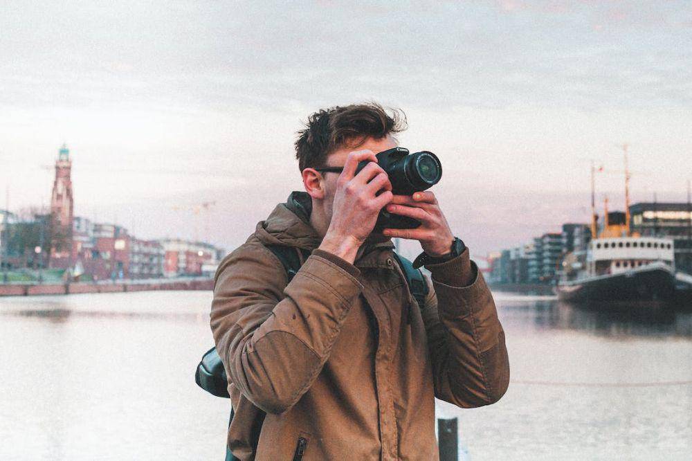 ilustrasi seseorang yang sedang traveling (pexels.com/Malte Luk)