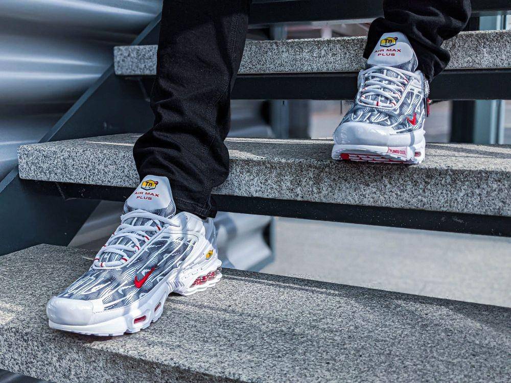 ilustrasi seseorang menggunakan sepatu nike air max (pexels.com/@grailify-2658558/)