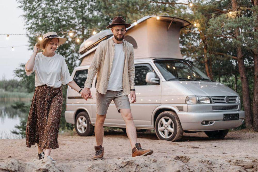 ilustrasi pasangan yang sedang liburan ke beberapa negara dengan campervan (pexels.com/Pavel Danilyuk