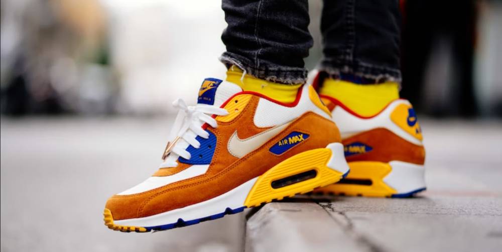 sepatu nike air max berwarna coklat (unsplash.com)
