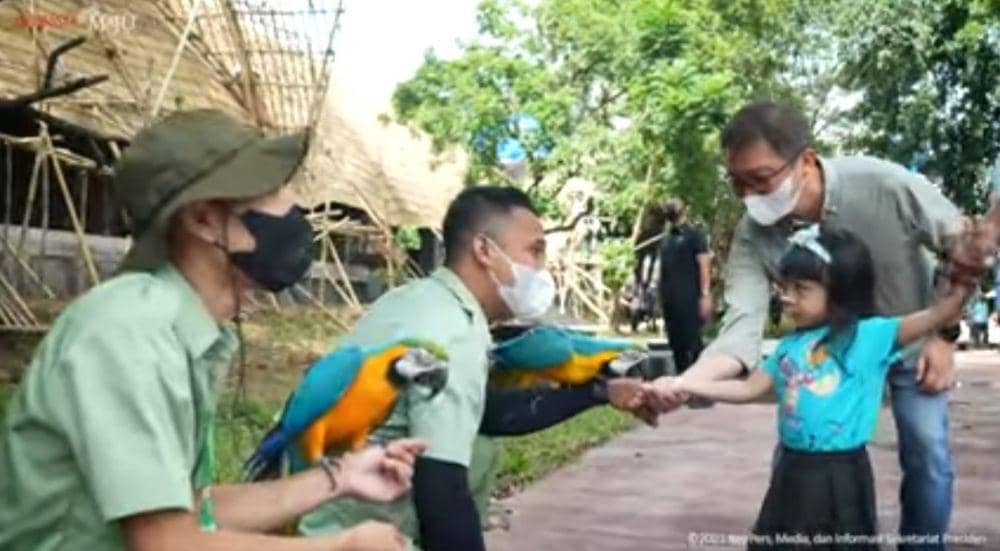 Cucu Presiden Joko "Jokowi" Widodo, La Lembah Manah ketika memberikan makanan ke burung kakatua. (Tangkapan layar YouTube Biro Pers Istana)