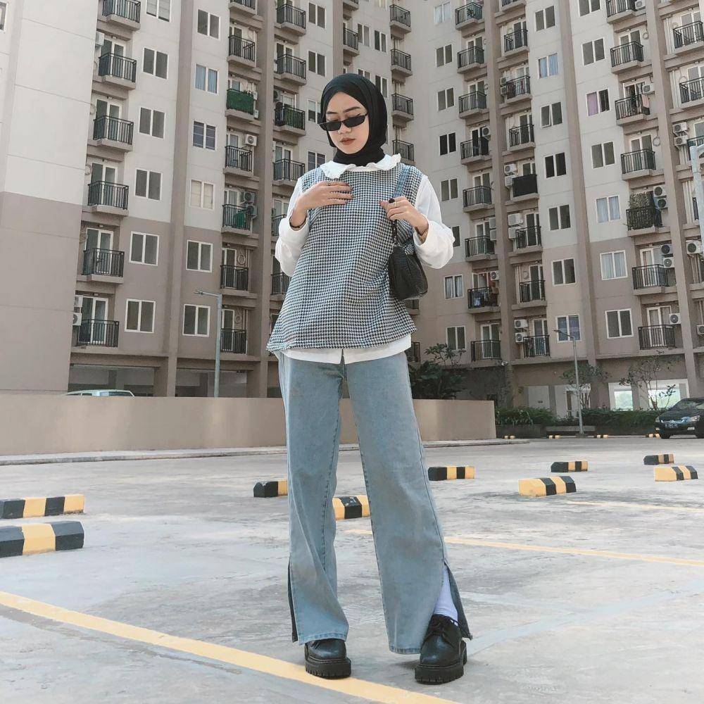 OOTD hijab celana slit (instagram.com/deliaaystn)