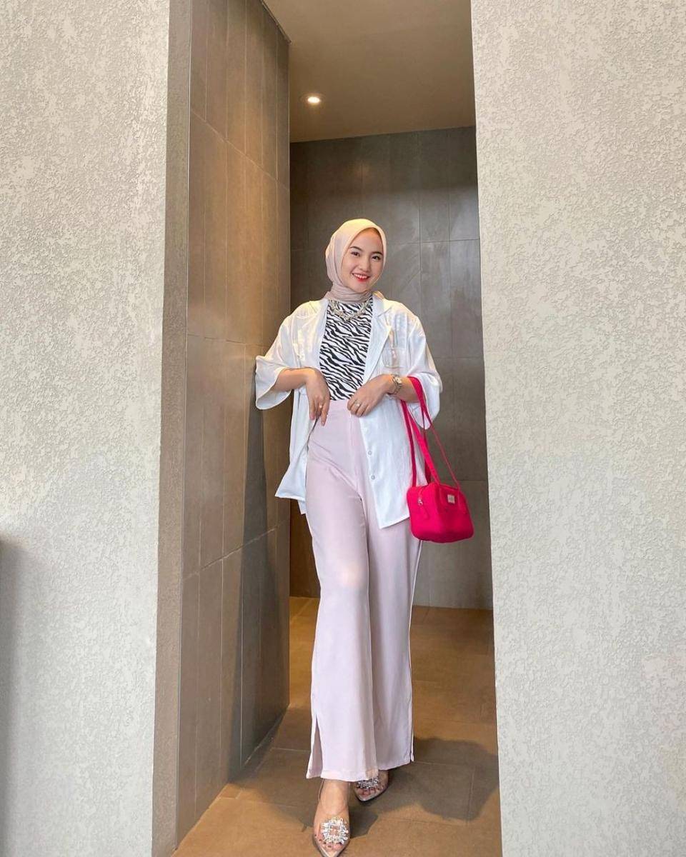 OOTD hijab celana slit (instagram.com/intanghazll_)