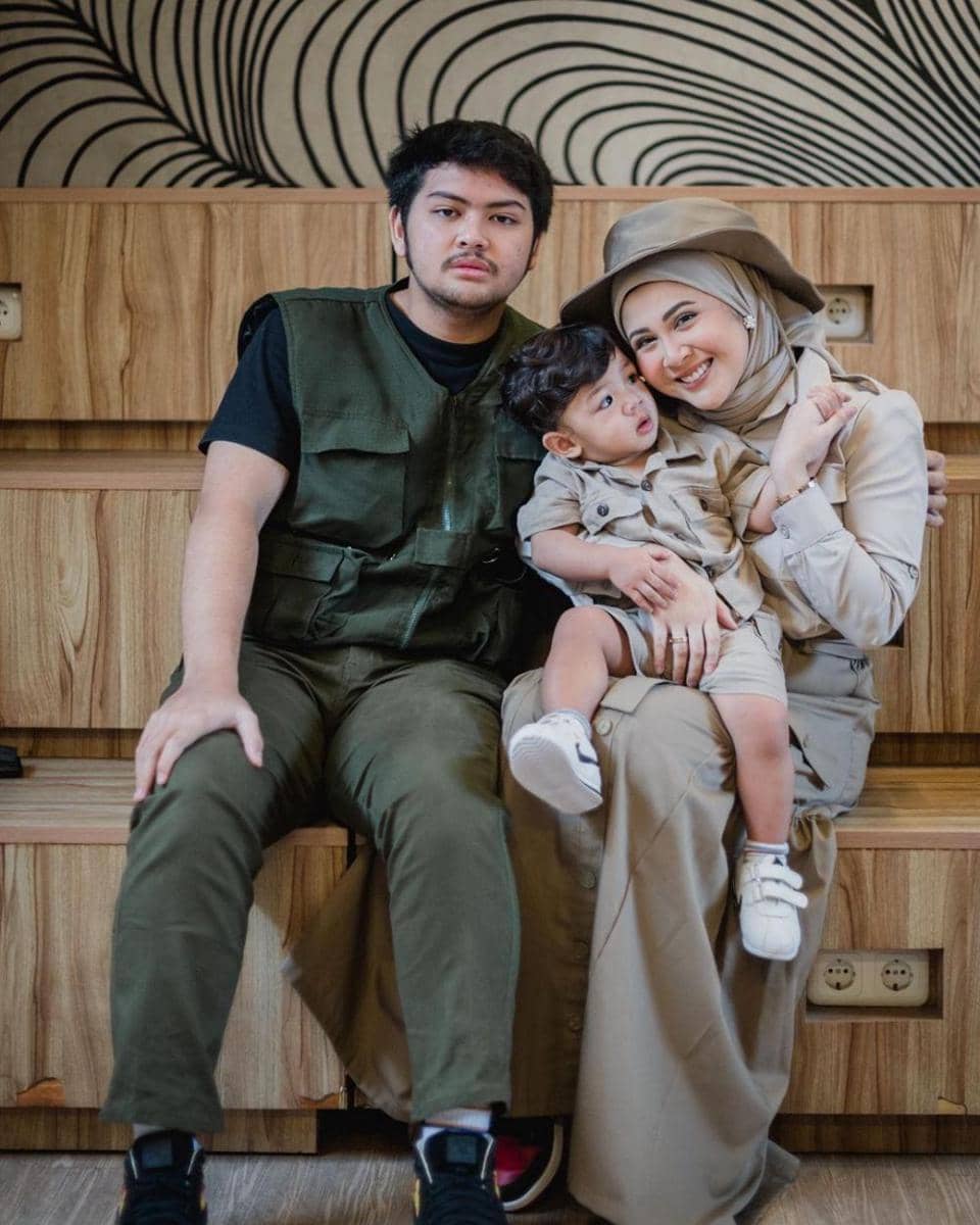 potret Kesha Ratuliu dan keluarga (Hargabro via instagram.com/kesharatuliu05)