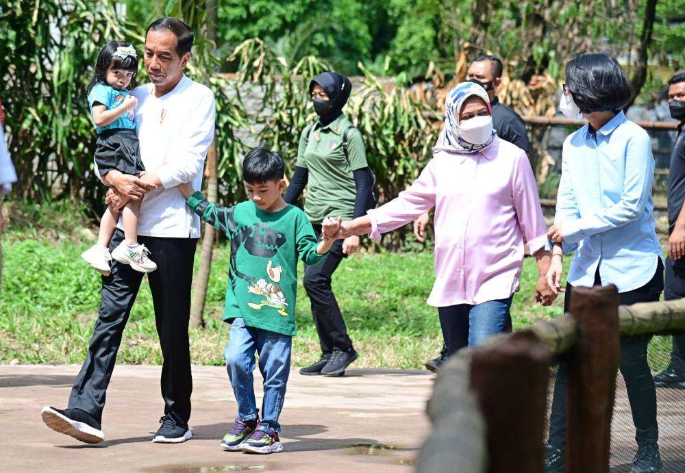 Presiden Joko Widodo dan Ibu Iriana mengunjungi kawasan wisata Solo Safari, Kota Surakarta, Provinsi Jawa Tengah pada Senin (23/1/2023). (dok. Sekretariat Presiden)