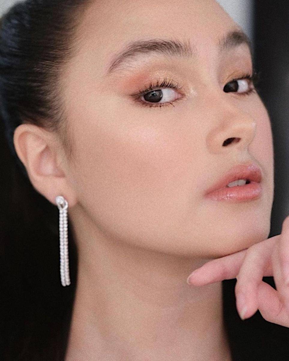 Gaya makeup ala Caitlin Halderman (instagram.com/caitlinhalderman)