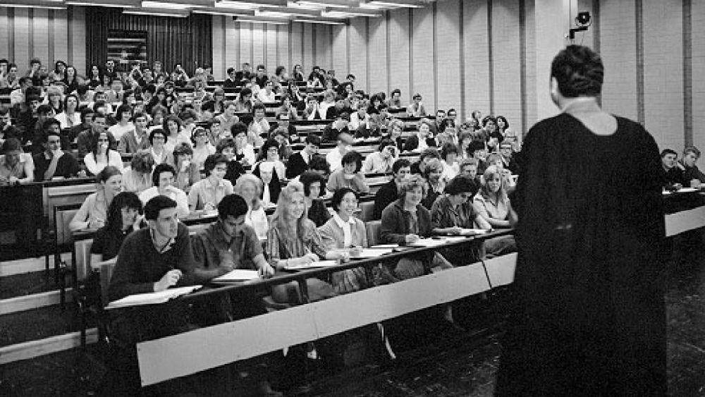 potret suasana kelas di Monash University pada tahun 1963 (instagram.com/monash_uni)
