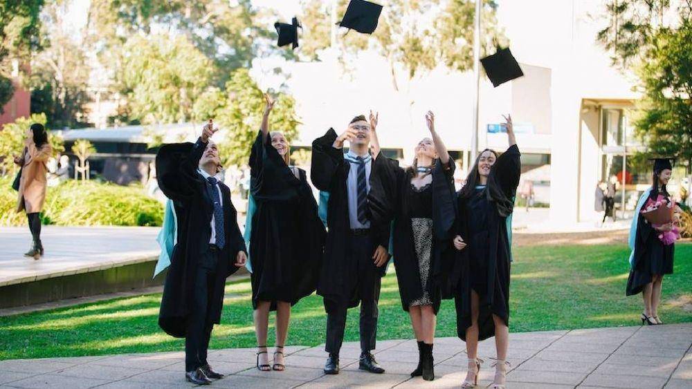 potret wisudawan Monash University (instagram.com/monash_uni)