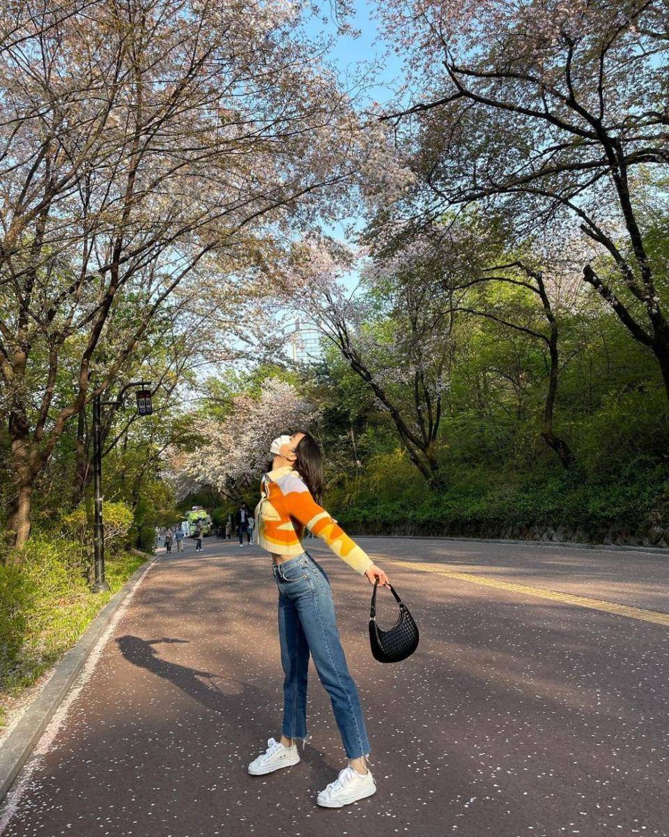 Mix and match celana jeans ala Lisa (instagram.com/lalalalisa_m)