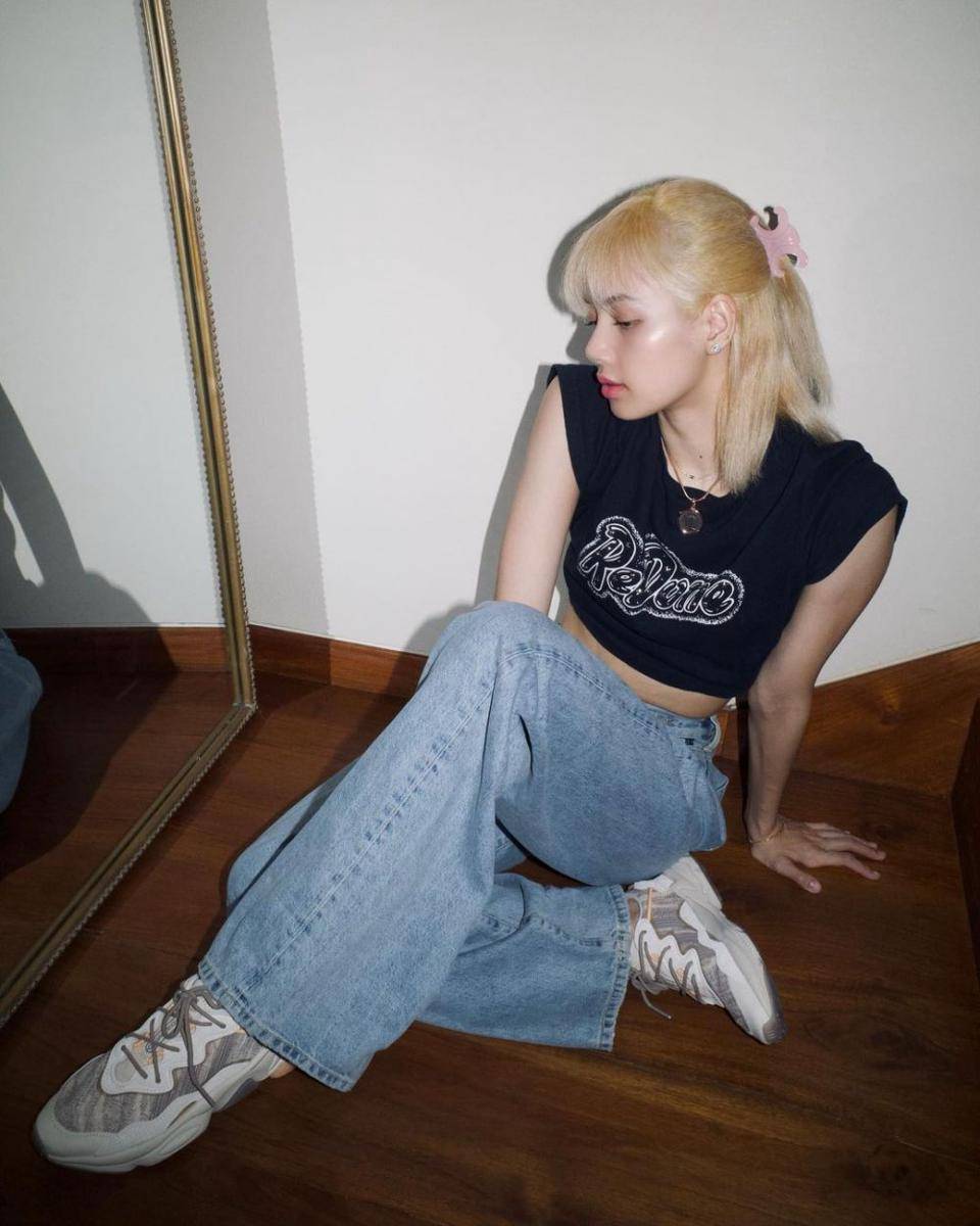 Mix and match celana jeans ala Lisa (instagram.com/lalalalisa_m)