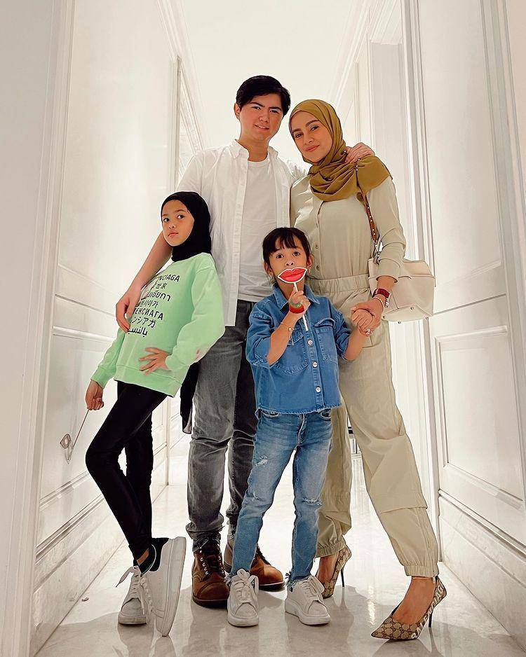 potret Olla Ramlan dan ketiga buah hatinya (instagram.com/ollaramlan)